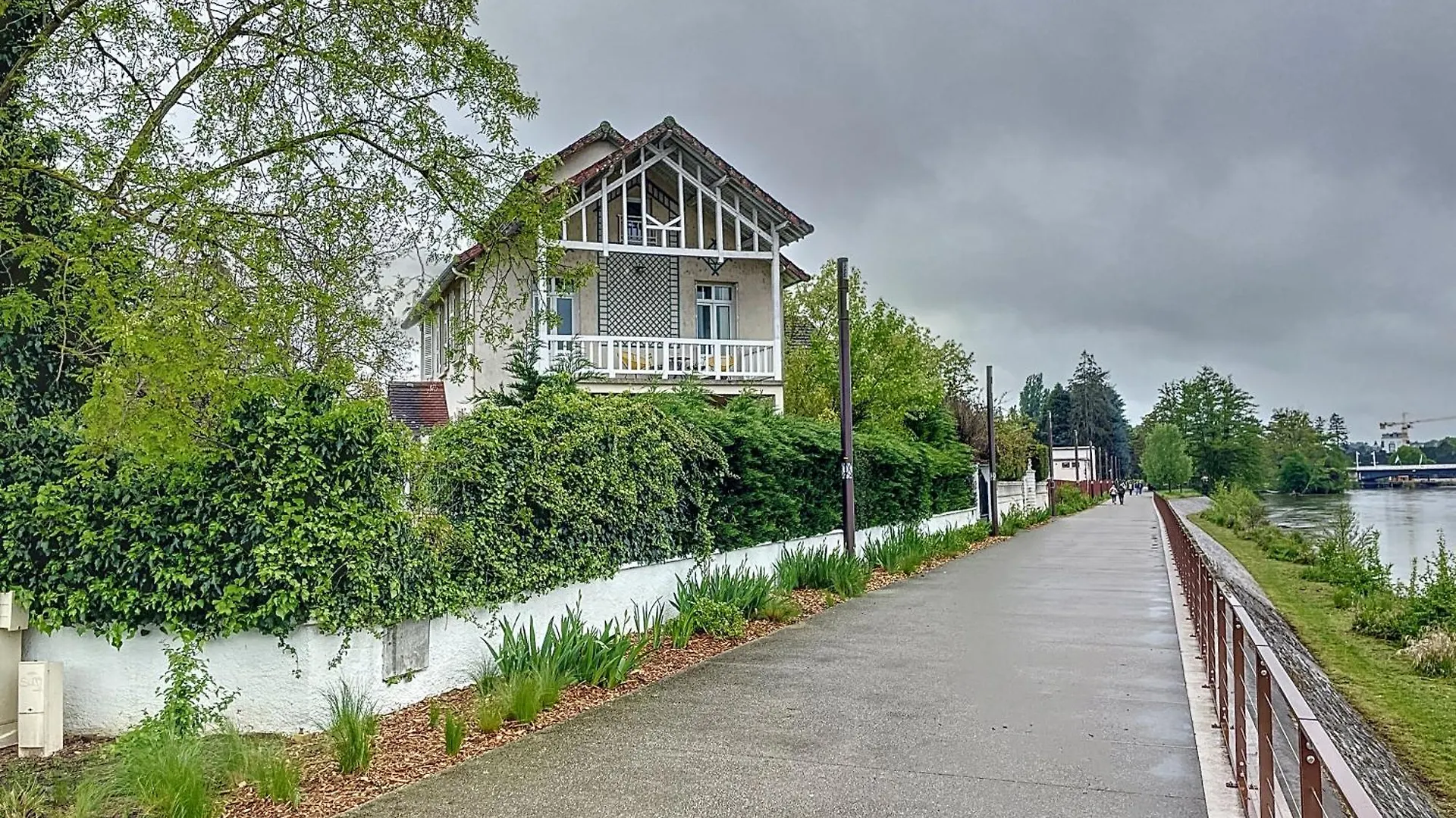 Maison Sur L'Eau Avec Jardin Et Piscine Bellerive-sur-Allier France