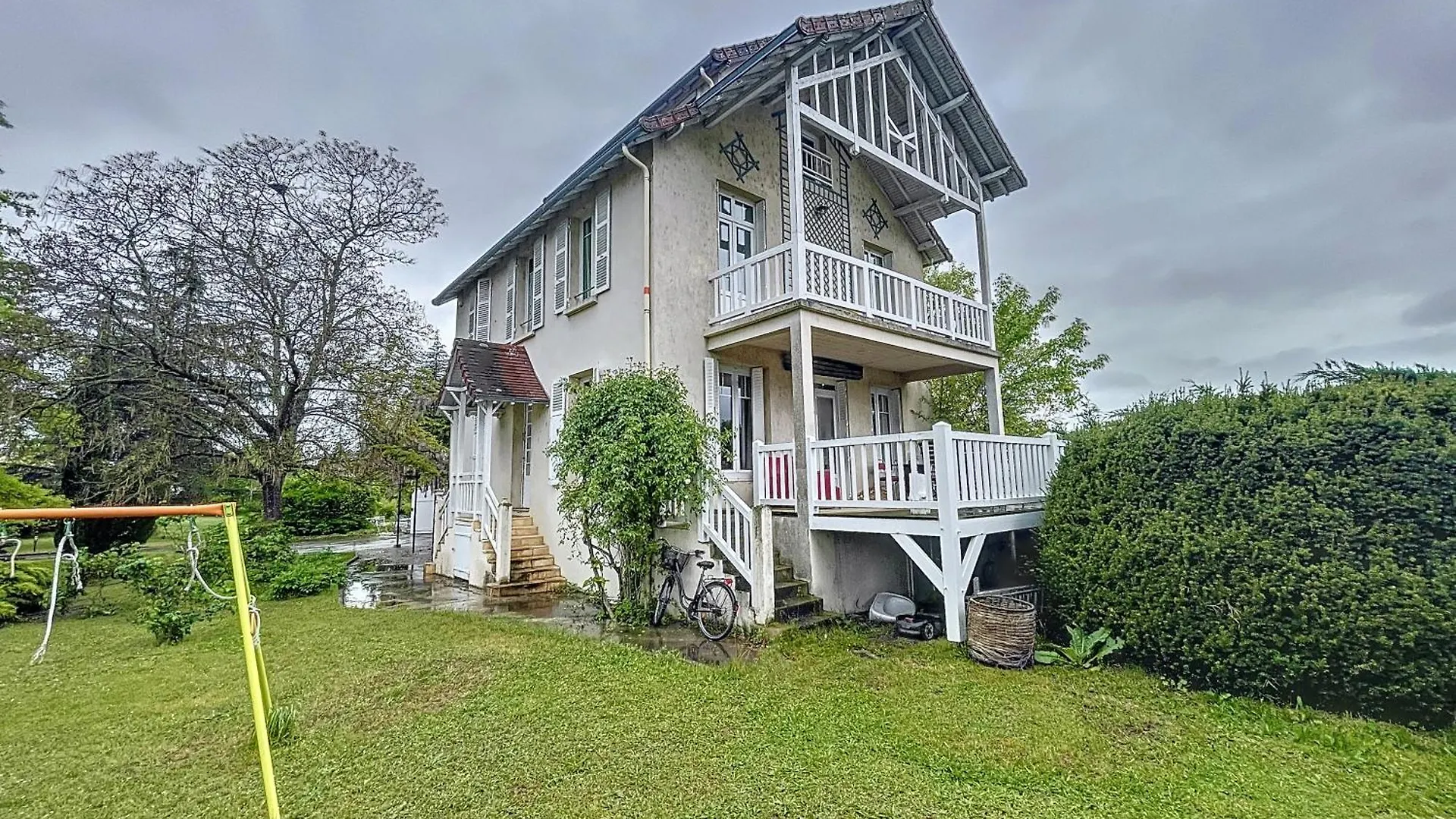 Holiday home Maison Sur L'Eau Avec Jardin Et Piscine Bellerive-sur-Allier France